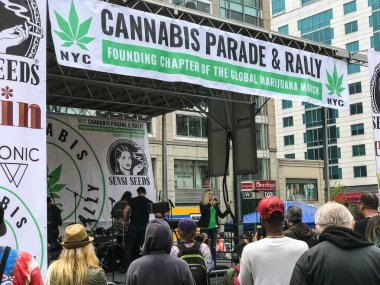 New York, New York, ABD - 4 Mayıs 2019: İnsanlar 4 Mayıs 2019 'da New York' taki Union Square 'de kenevir geçit töreninde ve mitingde toplandılar. 