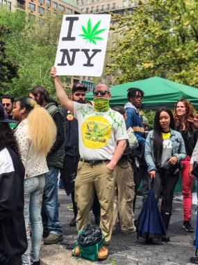 New York, New York, ABD - 4 Mayıs 2019: Bir kişi, New York 'ta 4 Mayıs 2019' da Union Square 'de düzenlenen kenevir geçit töreninde, kalp sembolü yerine marihuana yaprağıyla 