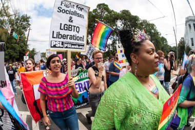 Atlanta, GA, ABD - 12 Ekim 2019: İnsanlar 12 Ekim 2019 'da Atlanta, GA' da düzenlenen Atlanta Trangsgender ve İkili Olmayan Geçit Töreni 'ne katılırken Piedmont Parkı yakınlarında pankartlar ve pankartlarla yürüyorlar..