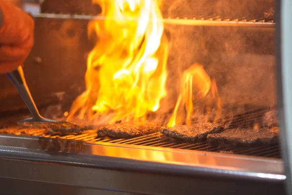 Flammen Steigen Durch Gitter Auf Während Hamburger Brutzeln Und Auf — Stockfoto