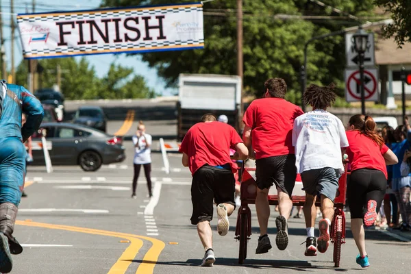 2019年4月27日 一支队伍在佐治亚州劳伦斯维尔市的劳伦斯维尔市 Lawrenceville Bed Races 将一名队友推倒在自家制作的床上 以接近劳伦斯维尔床竞赛 Lawrenceville Bed Races — 图库照片