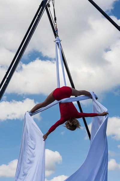 Suwanee Usa September 2019 Young Athletic Woman Demonstrates Aerial Gymnastics — Stock Photo, Image