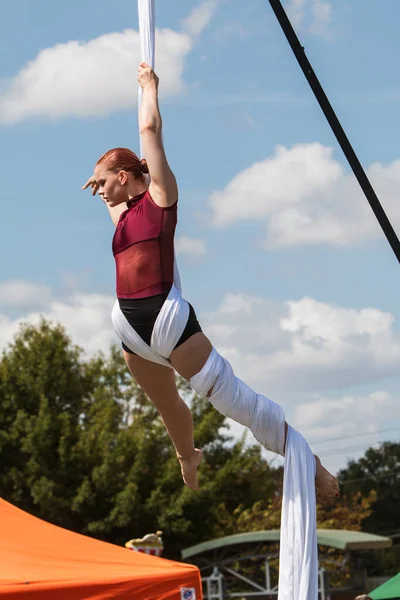 Suwanee Usa Września 2019 Młoda Kobieta Wykonuje Gimnastykę Lotniczą Jedwabiem — Zdjęcie stockowe