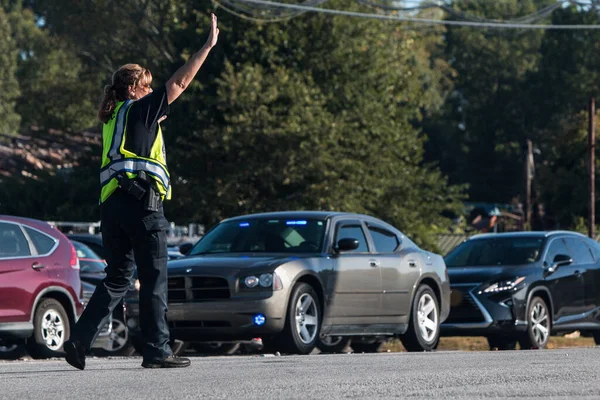 2019年9月21日 美国佐治亚州苏瓦尼市 2019年9月21日 一名女警官在佐治亚州苏瓦尼市的一个地方秋季节日期间 在一个交叉口指挥交通时举手制止交通 — 图库照片