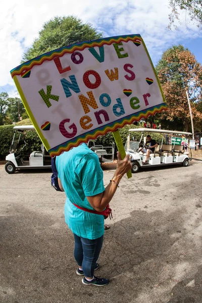 Atlanta Estados Unidos Octubre 2019 Una Mujer Sostiene Cartel Que —  Fotos de Stock