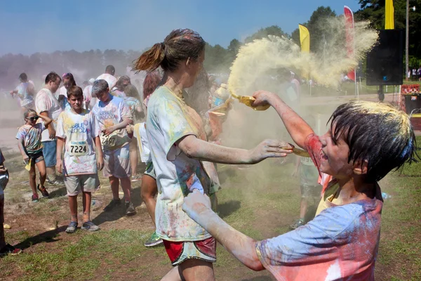 Familie gooit gekleurde maïszetmeel op de zeepbel palooza gebeurtenis — Stockfoto