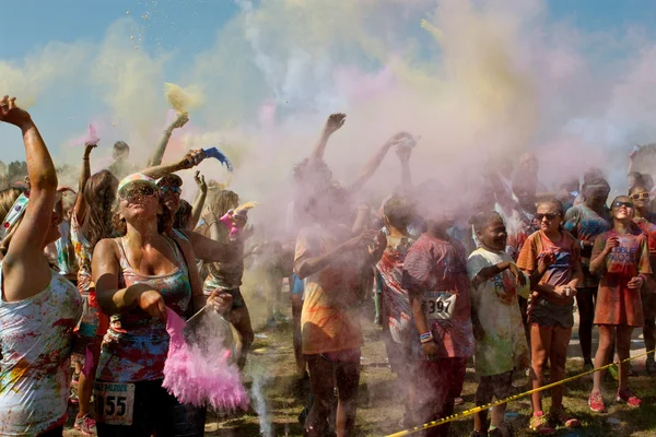 Les gens créent un nuage de couleur à l'événement Bubble Palooza — Photo