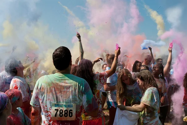 Les gens créent l'explosion de couleur à l'événement de Palooza de bulle — Photo