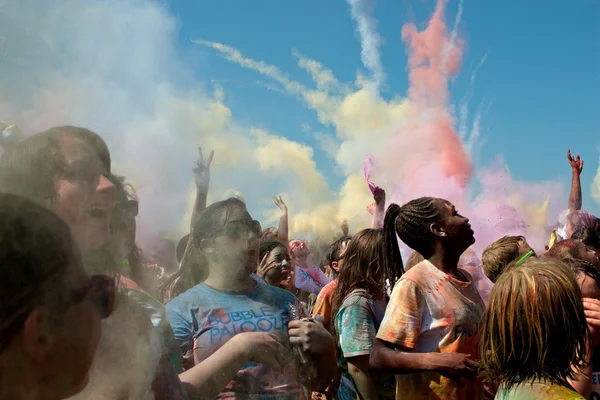 Le persone lanciano bombe a colori all'evento Bubble Palooza — Foto Stock