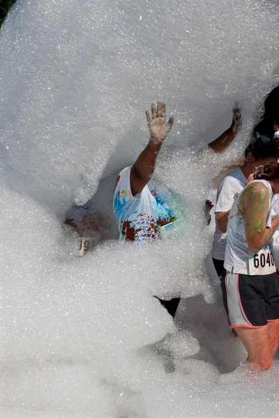 Mujer es cubierto en jabón Suds en burbuja Palooza evento —  Fotos de Stock