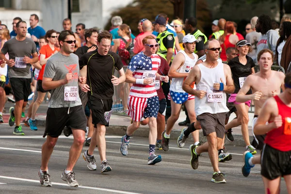 In Stars & Stripes gekleideter Läufer läuft im Atlantik-Rennen — Stockfoto