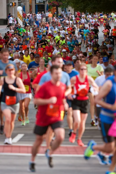 何千ものランナーのアトランタ ピーチツリー ロード ・ レースに参加します。 — ストック写真