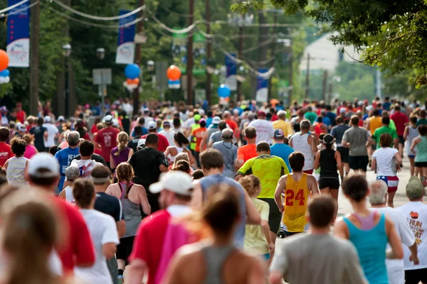 Milhares correm para a linha de chegada de Atlanta Peachtree Road Race — Fotografia de Stock