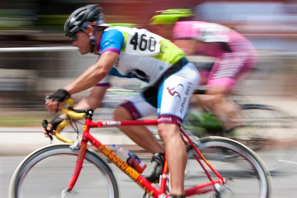 Variopinto movimento Sfocatura Pan di due ciclisti in gara Criterio — Foto Stock