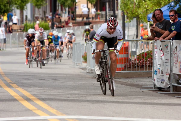 Велосипедист відокремлює себе від Pack у Criterium події — стокове фото