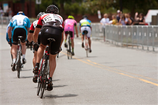 Велогонщики Sprint Down Street In Duluth Criterium Event
