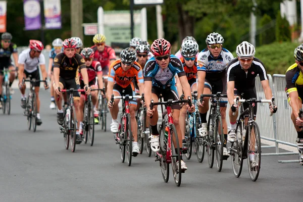 Paczka rowerzystów konkurować w Duluth Criterium zdarzeń — Zdjęcie stockowe