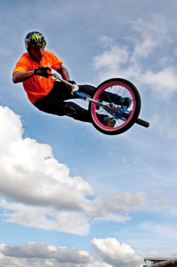 BMX sürücüsü Eyalet Fuarı'nda performans hava alır