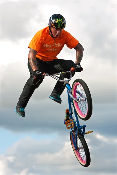 BMX Rider Executes Midair Stunt At Georgia State Fair — Stock Photo, Image