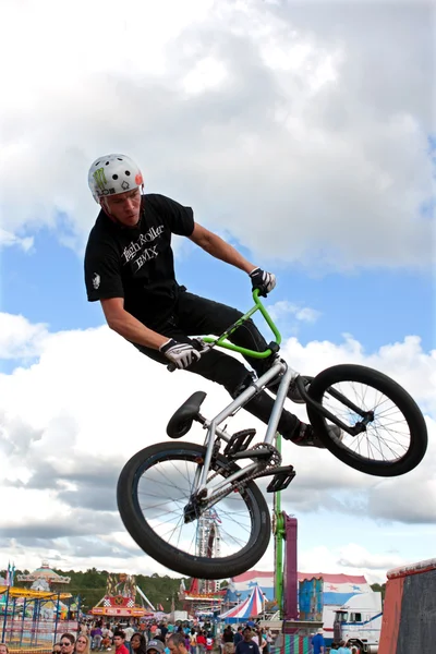 BMX Rider Performs Midair Stunt At Georgia State Fair — Stock Photo, Image