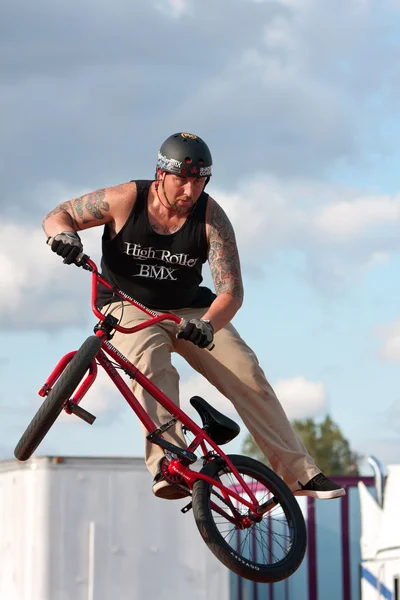 Man Spins His Bike In MidAir Performing At BMX Show — Stock Photo, Image