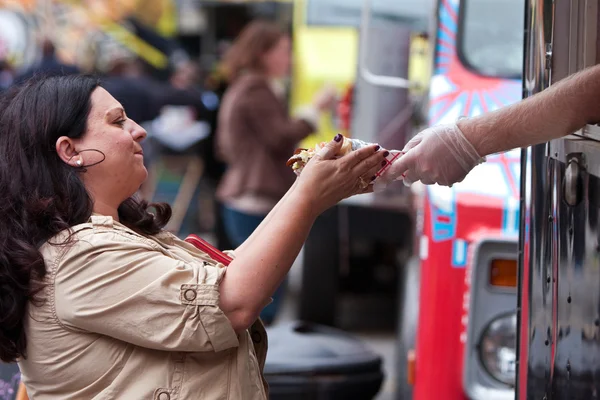 Nő vásárol étkezés Atlanta élelmiszer-teherautó — Stock Fotó