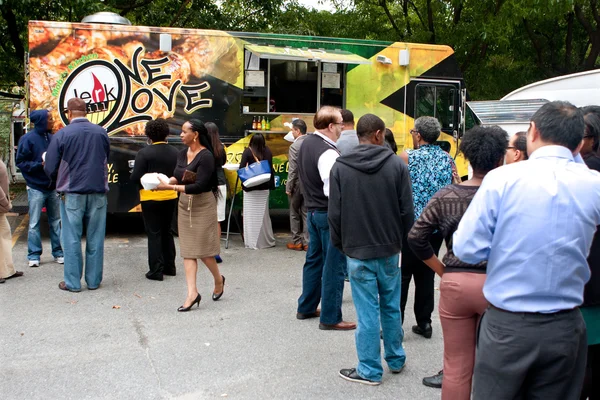 Customers Stand In Long Line To Order From Food Trucks — Stock Photo, Image
