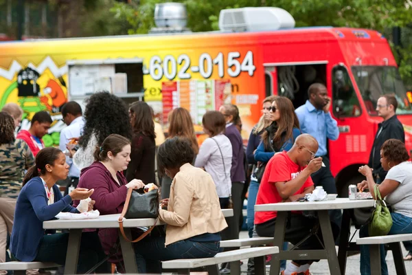 Clientes se sientan y comen almuerzo comprado de Atlanta Food Trucks — Foto de Stock