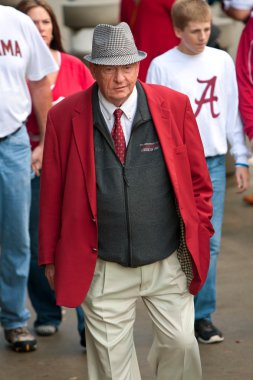 Yaşlı Alabama Fan giyinmiş Bryant ayı gibi oyun için yürüyüşler