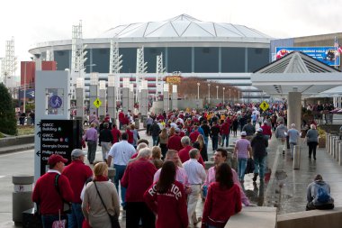 Alabama fanlar yüzlerce Georgia Dome doğru yürümek