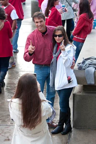 Alabama Couple Makes Number One Gesture Before Big Game — Stock Photo, Image