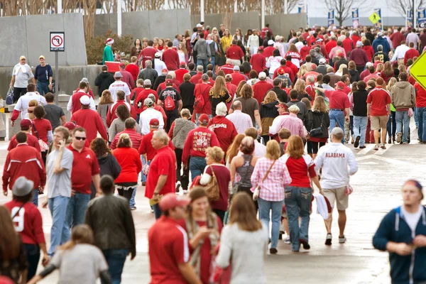 Tysiące fanów Alabama zbiegają się w Georgia Dome — Zdjęcie stockowe