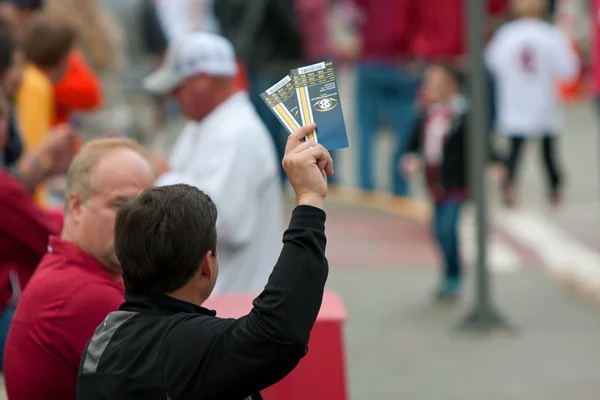 Людина намагається продати квитки сек чемпіонату матч — стокове фото