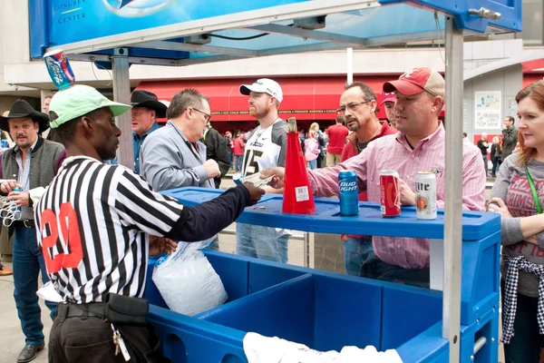 La gente compra birra dal venditore all'aperto all'evento sportivo del college — Foto Stock