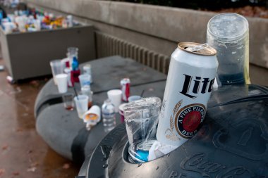 Bira kutuları ve çöp kutusu çöp alanının dışında Spor Stadyumu