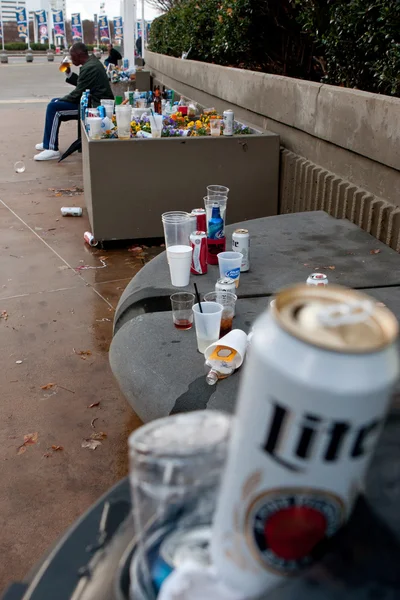 被丢弃的啤酒罐和啤酒樽堆积外体育场 — 图库照片