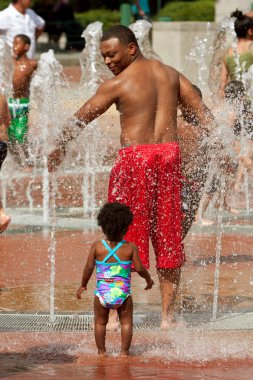 Yürümeye başlayan çocuk Atlanta Park Çeşmede oynamak istiyor