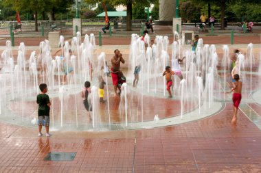 Hareket Bulanıklığı ailelerin Atlanta Park Çeşmede oynamak