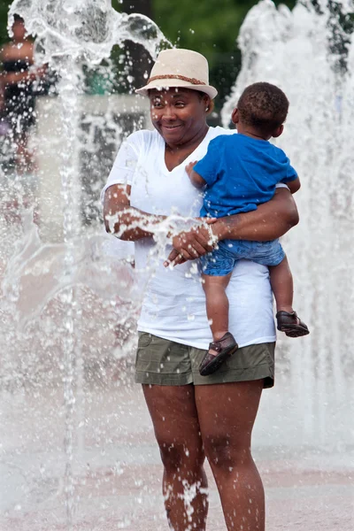 女性と子供はアトランタの噴水の真ん中に立つ — ストック写真