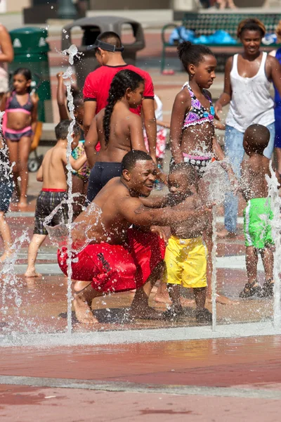 家族がぬれるアトランタ噴水で遊んで — ストック写真