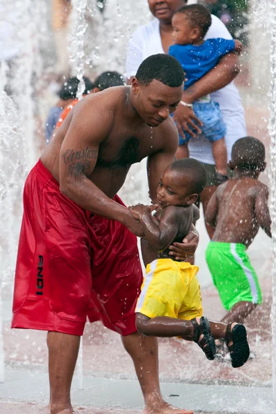 Father Plays With Son In Fountain At Atlanta Park — Stock Photo, Image