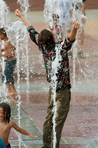 Úplně oblečený muž dostane vítězně namočené v Atlantě fontána — Stock fotografie