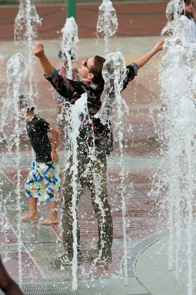 Homme entièrement habillé obtient triomphalement trempé debout dans la fontaine d'Atlanta — Photo