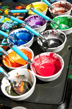 Sanat projeler için erimiş boya kalemi canlı boyalar sağlar