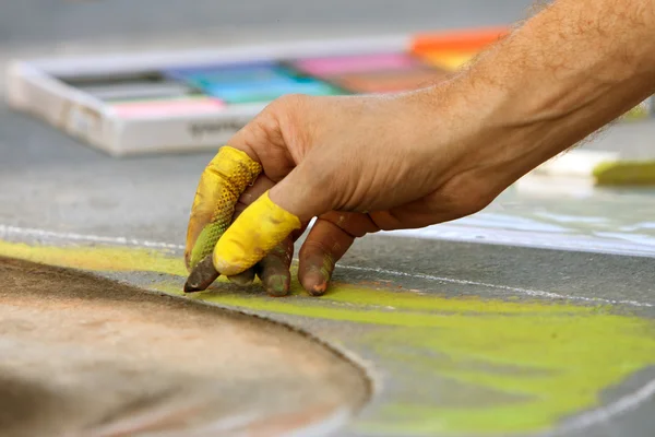 Hand Draws Chalk Art At Fall Festival — Stock Photo, Image