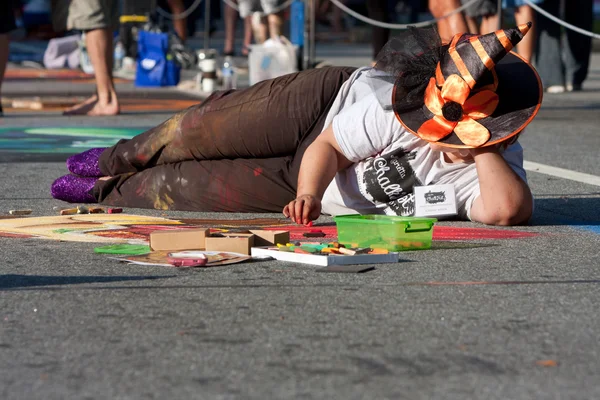 Krijt kunstenaar creëert Halloween scène op straat — Stockfoto