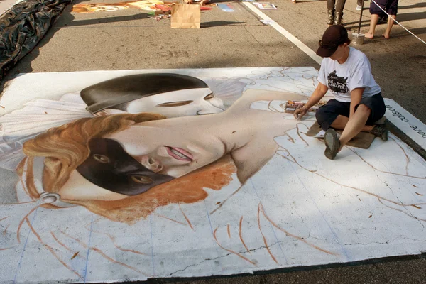 Cadılar Bayramı sahne sokakta çizmek için tebeşir sanatçı işleri — Stok fotoğraf