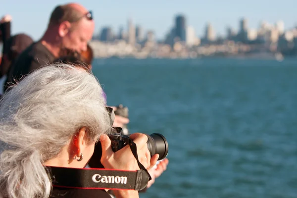 Woman Shoots Photos Of San Francisco Skyline On Ferry Trip — Stock Photo, Image