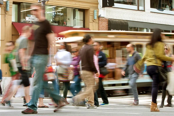 Rörelseoskärpa för fotgängare och vagn bil i San Francisco — Stockfoto