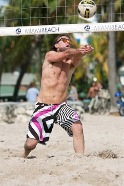 Adam silah Beach voleybol oyun pas için kullanır